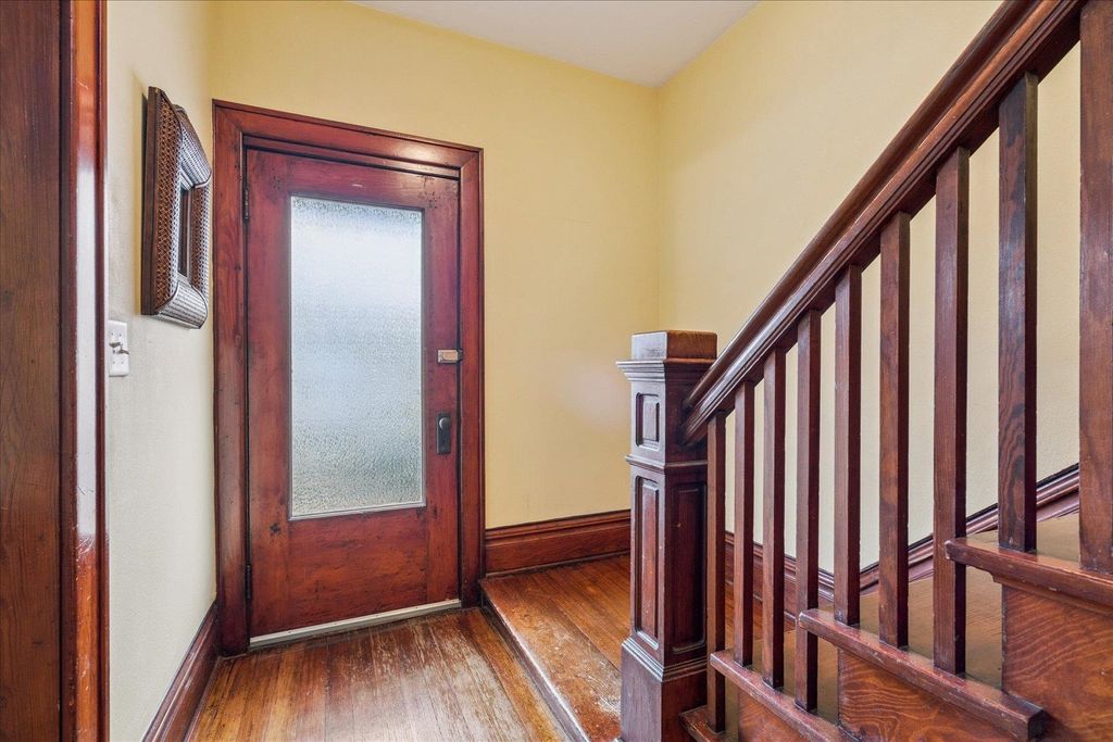 Photo of 2250 Washington Street, Dubuque, IA 52001 (MLS # 153638)