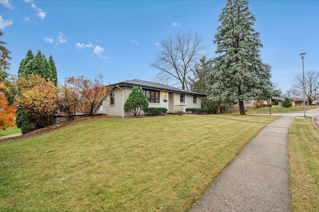 Photo of 1860 Carter Road, Dubuque, IA 52001 (MLS # 153499)