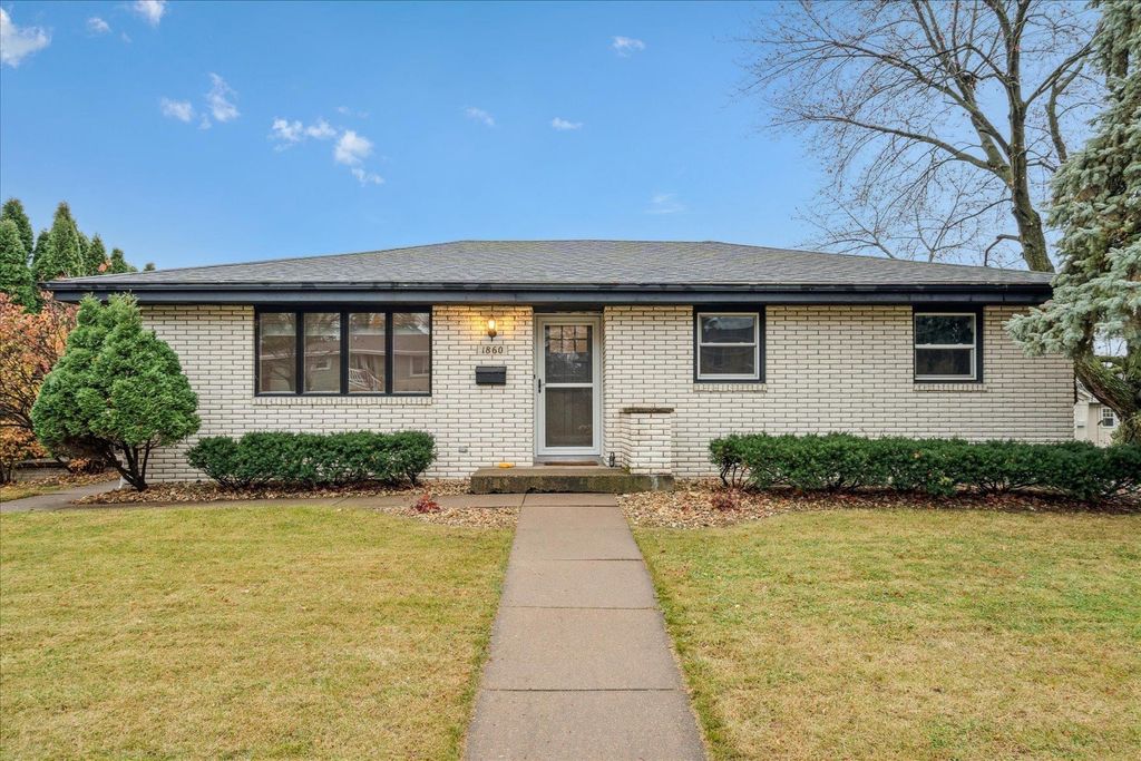 Photo of 1860 Carter Road, Dubuque, IA 52001 (MLS # 153499)