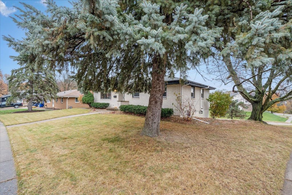 Photo of 1860 Carter Road, Dubuque, IA 52001 (MLS # 153499)