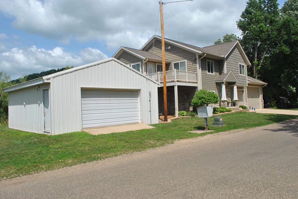 Photo of 405 Timberlane Road, Guttenberg, IA 52052 (MLS # 152354)