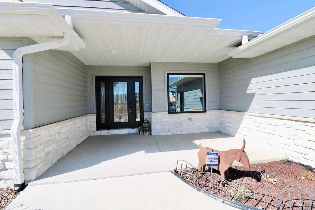 Photo of 4401 Barnwood Lane, Dubuque, IA 52002 (MLS # 154101)