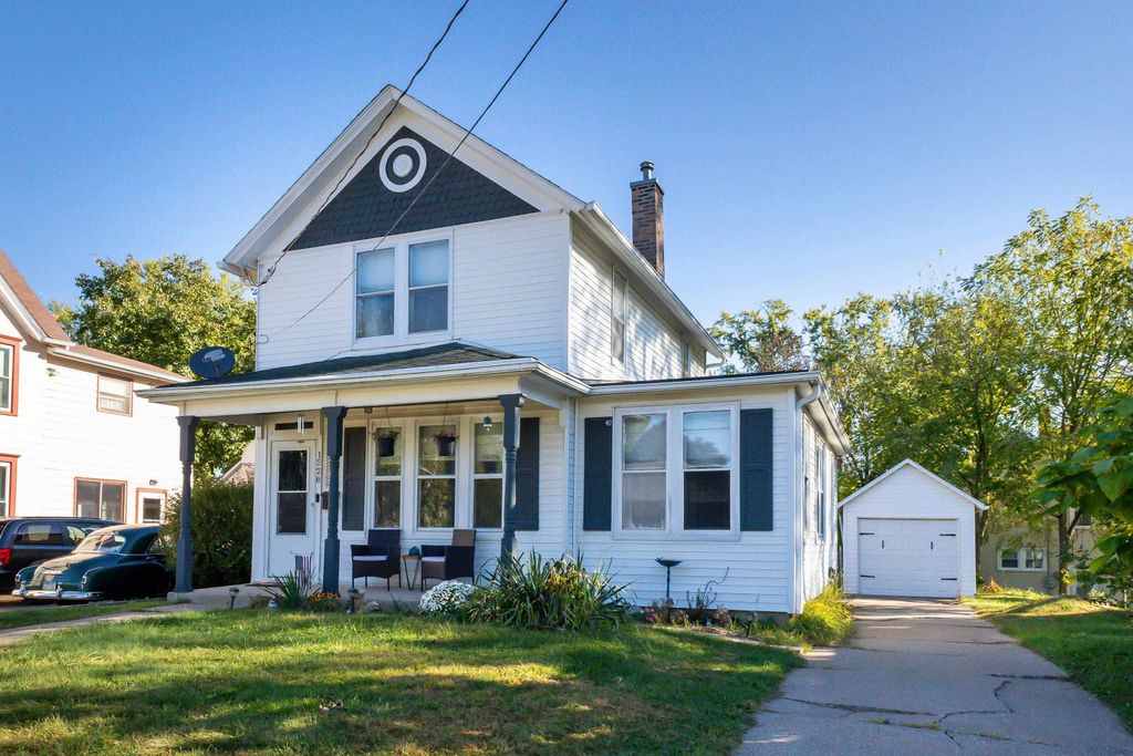 Photo of 1528 Mount Pleasant Street, Dubuque, IA 52001 (MLS # 153243)