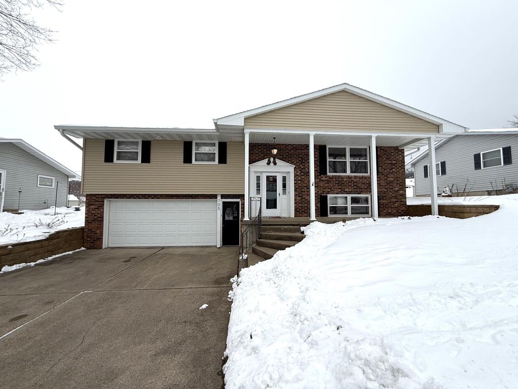 Photo of 705 Park Street, Bellevue, IA 52031 (MLS # 153560)