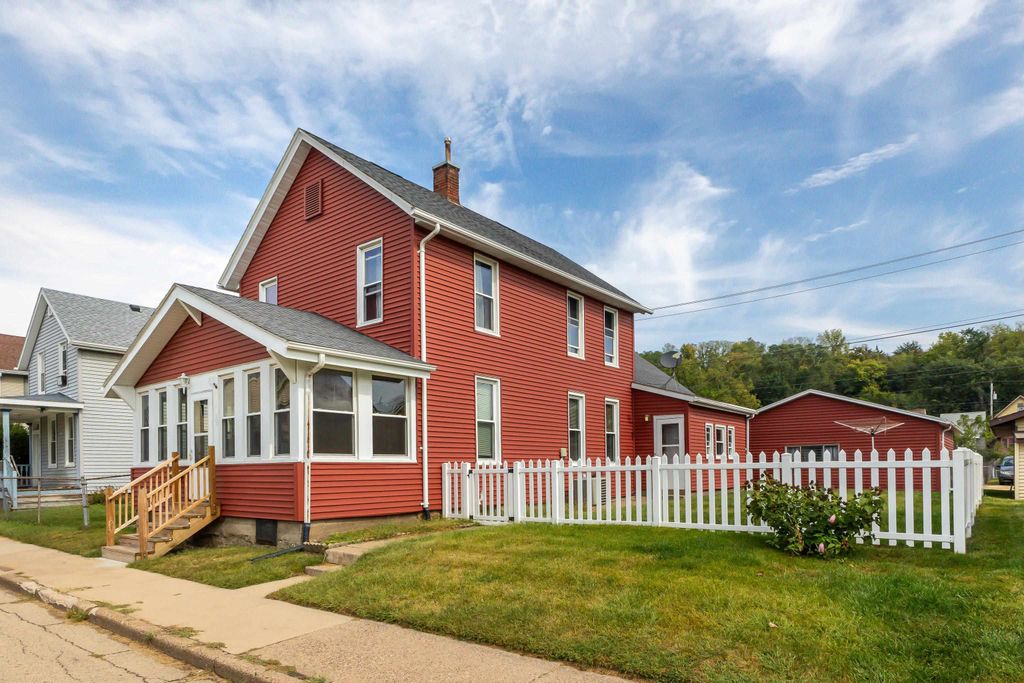 Photo of 2518 Washington Street, Dubuque, IA 52001 (MLS # 153060)