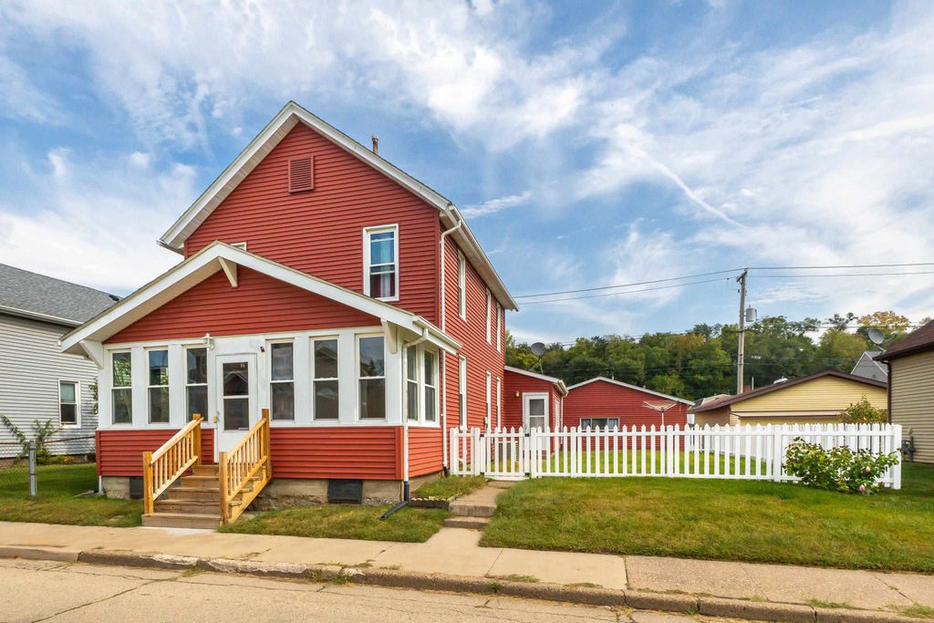Photo of 2518 Washington Street, Dubuque, IA 52001 (MLS # 153060)
