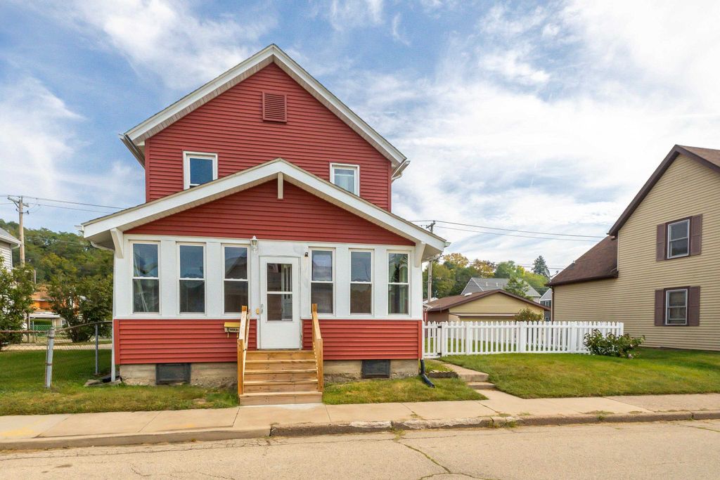 Photo of 2518 Washington Street, Dubuque, IA 52001 (MLS # 153060)