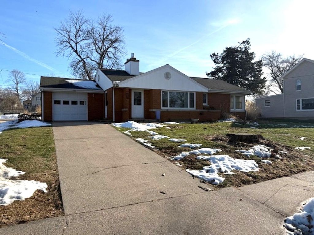 Photo of 209 S Vermont Street, Maquoketa, IA 52060 (MLS # 153634)