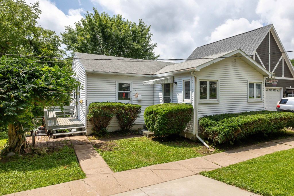 Photo of 380 Sherwood Avenue, East Dubuque, IL 61025 (MLS # 152530)