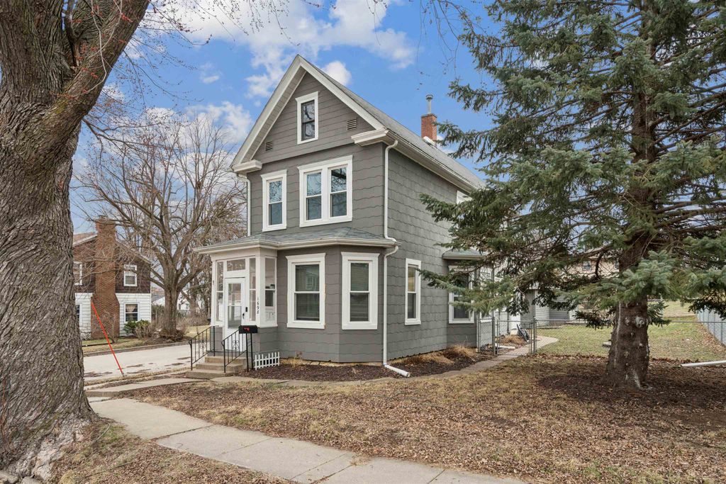 Photo of 1698 N Algona Street, Dubuque, IA 52001 (MLS # 154140)