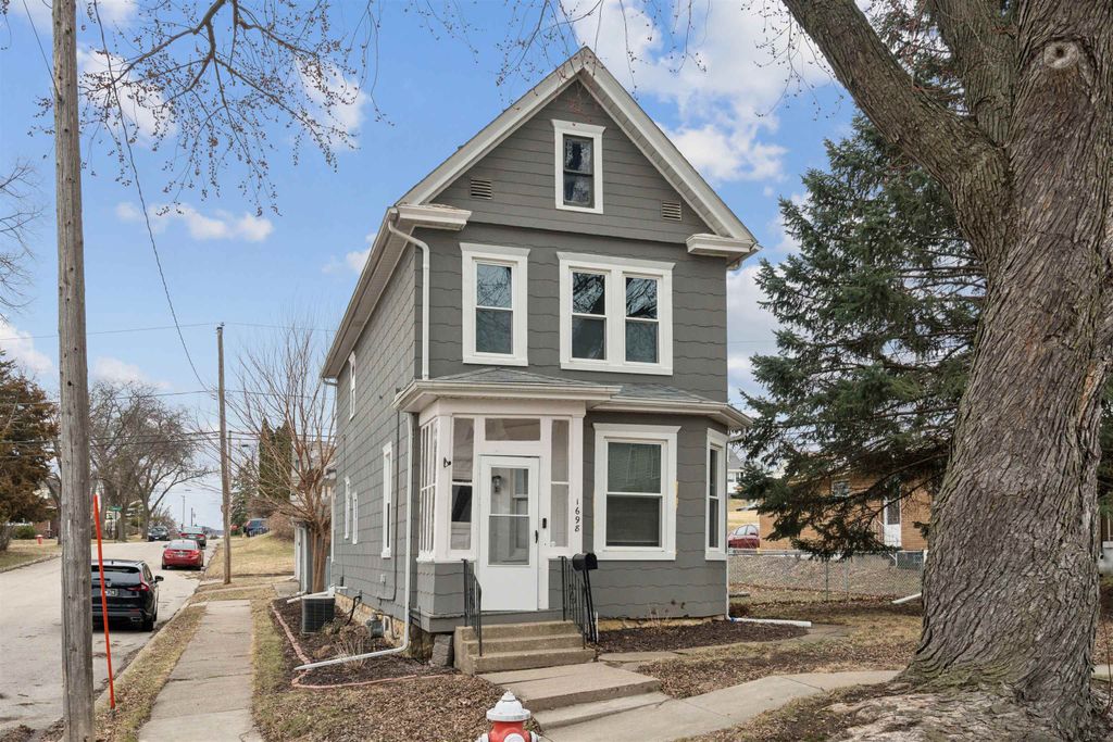 Photo of 1698 N Algona Street, Dubuque, IA 52001 (MLS # 154140)