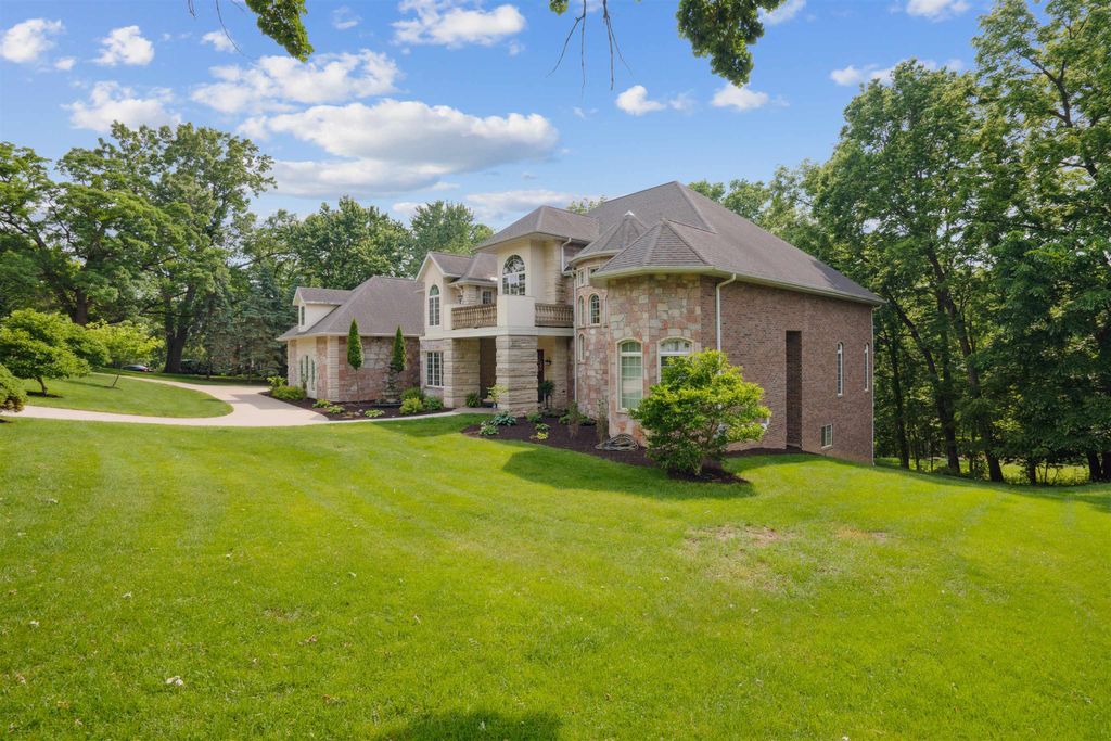 Photo of 1047 Shady Oaks Drive, Dubuque, IA 52003 (MLS # 152175)