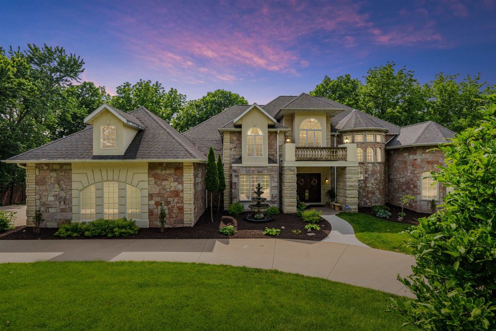 Photo of 1047 Shady Oaks Drive, Dubuque, IA 52003 (MLS # 152175)