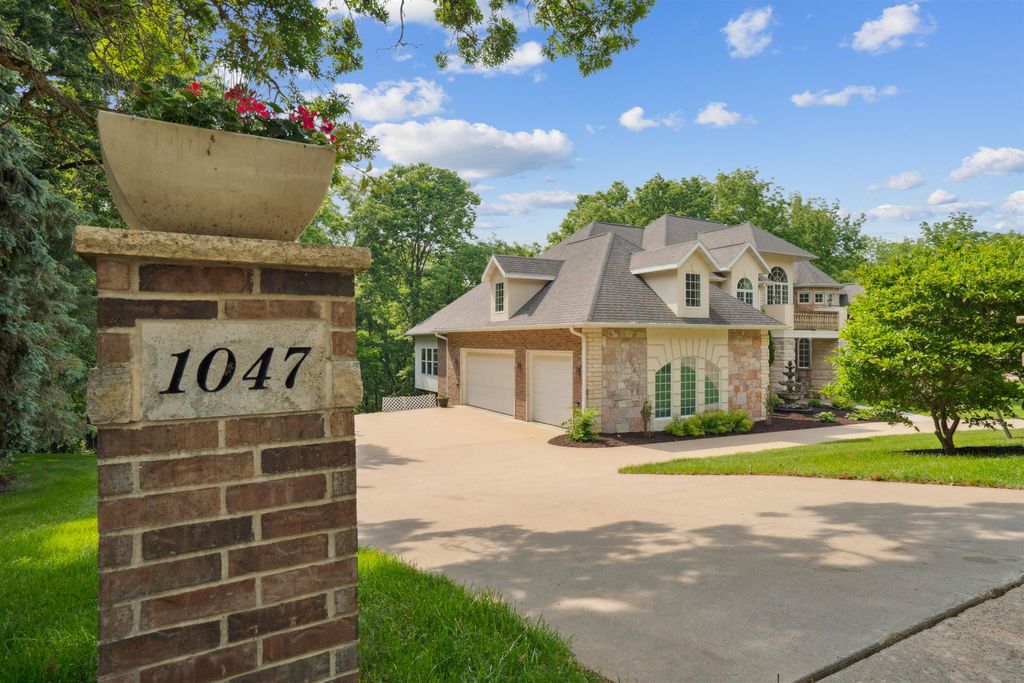 Photo of 1047 Shady Oaks Drive, Dubuque, IA 52003 (MLS # 152175)