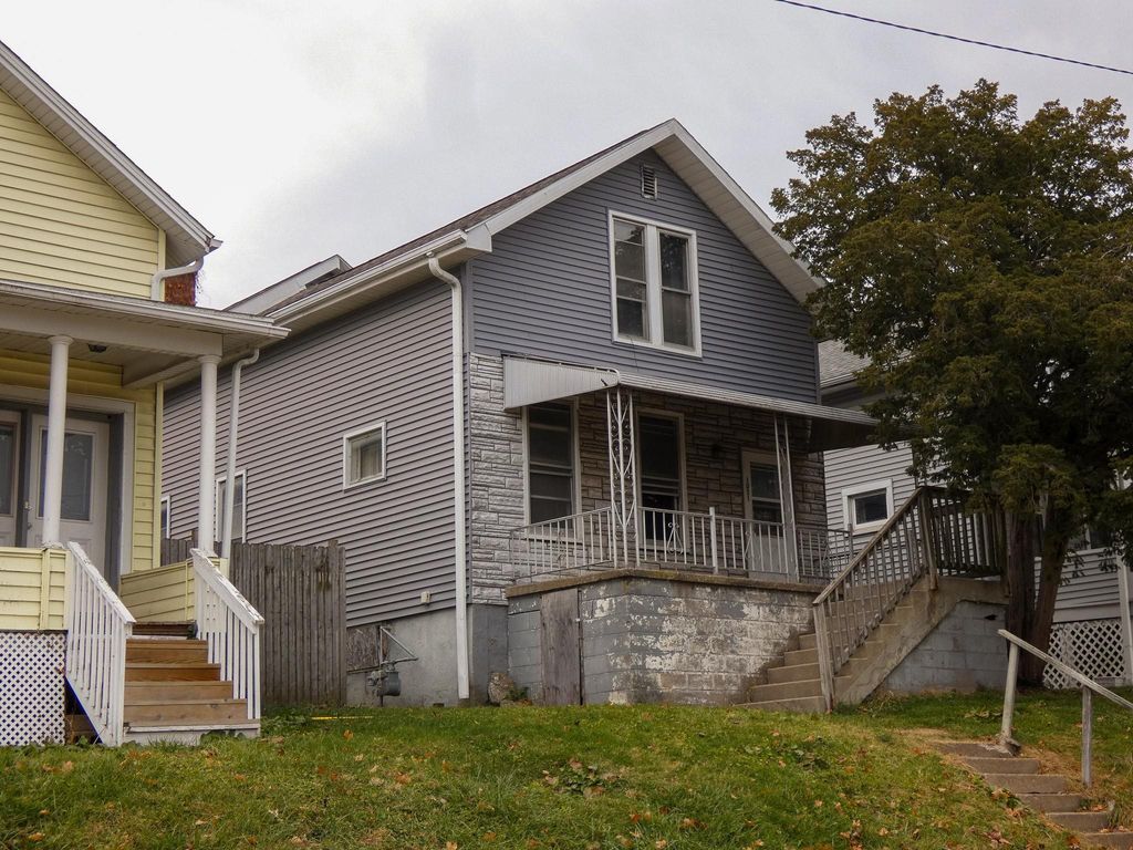 Photo of 1051 Center Place, Dubuque, IA 52001 (MLS # 153518)