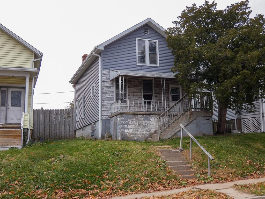 Photo of 1051 Center Place, Dubuque, IA 52001 (MLS # 153518)