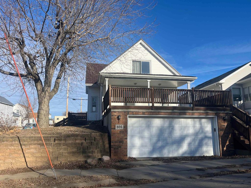 Photo of 805 Lawther Street, Dubuque, IA 52001 (MLS # 153739)