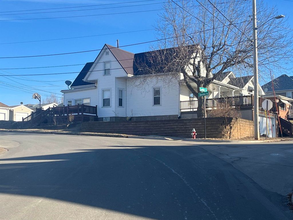 Photo of 805 Lawther Street, Dubuque, IA 52001 (MLS # 153739)