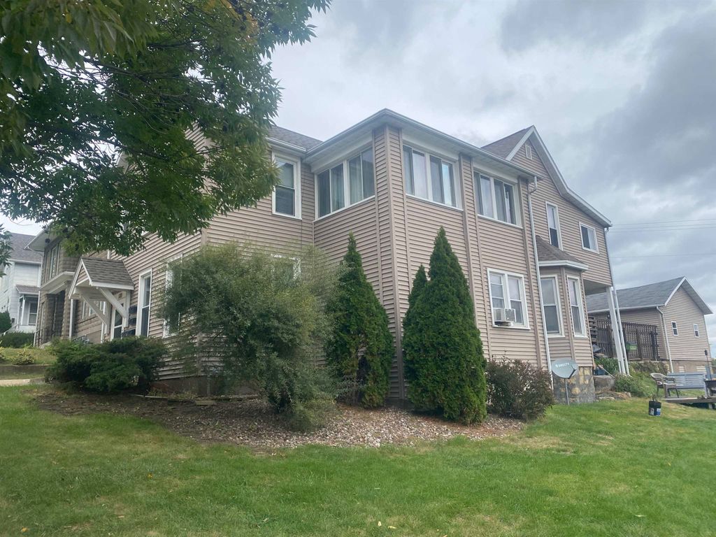 Photo of 580 Wilson Avenue, Dubuque, IA 52001 (MLS # 153315)