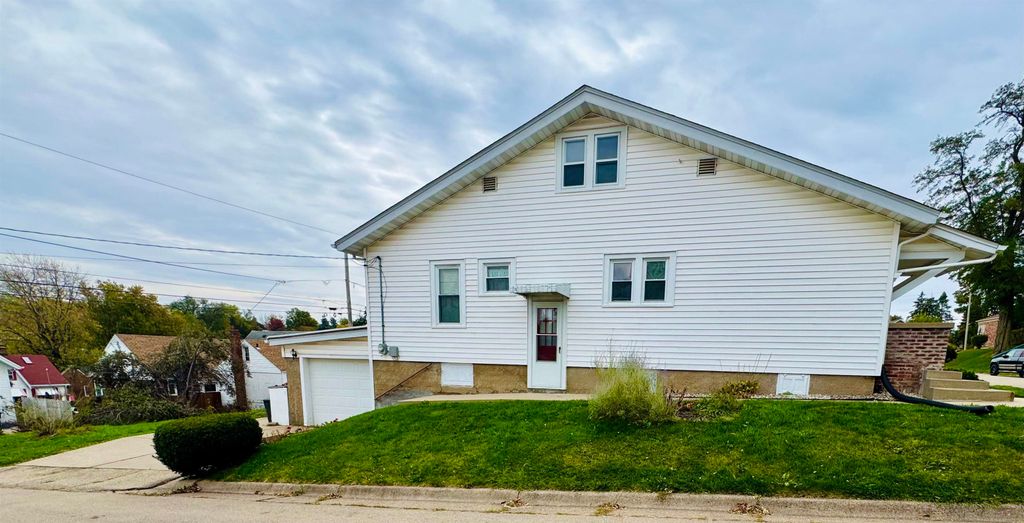 Photo of 1490 Atlantic Street, Dubuque, IA 52001 (MLS # 153373)