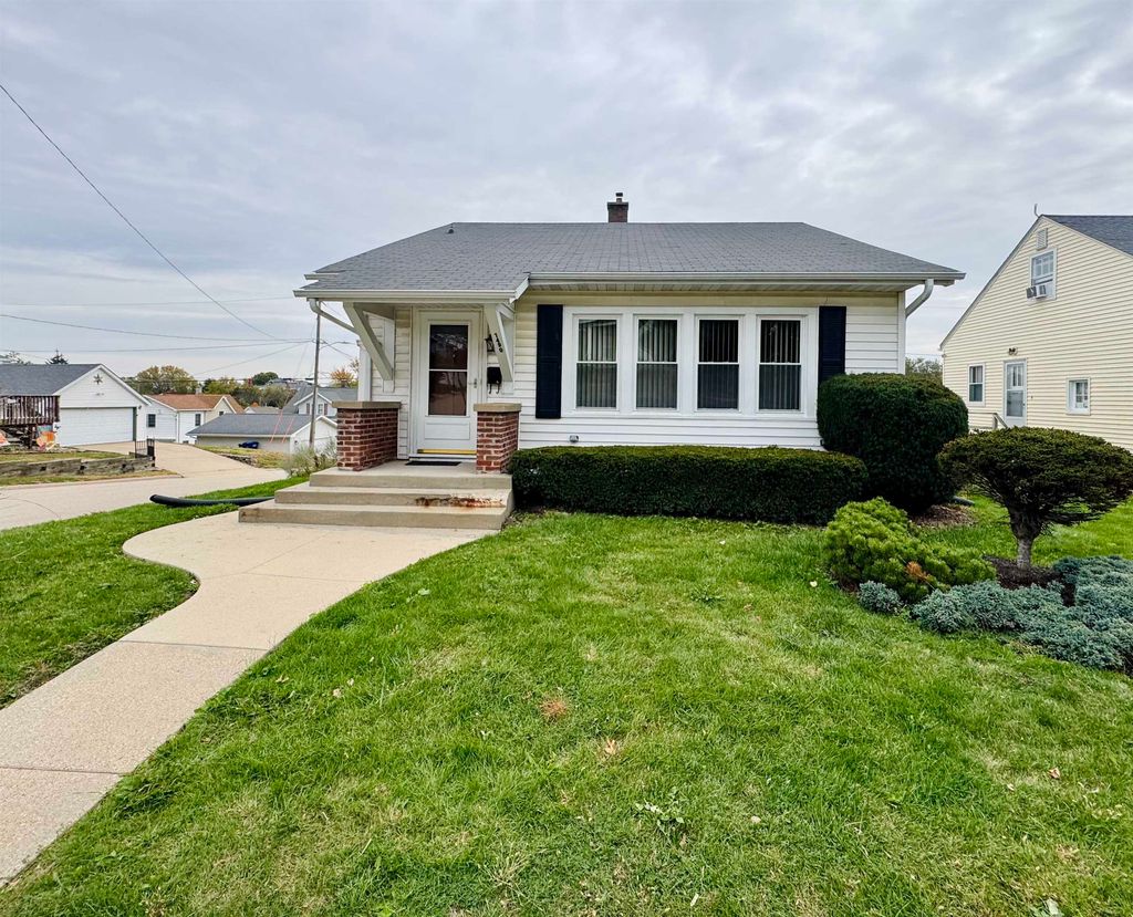 Photo of 1490 Atlantic Street, Dubuque, IA 52001 (MLS # 153373)