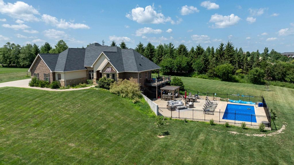 Photo of 2189 Tuscany Ridge Drive, Dubuque, IA 52002 (MLS # 153173)