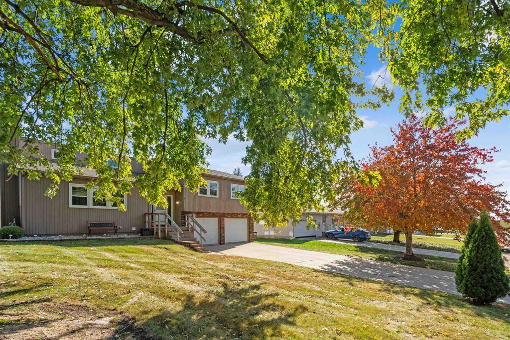 Photo of 413 Rosemere Lane, Maquoketa, IA 52060 (MLS # 153384)