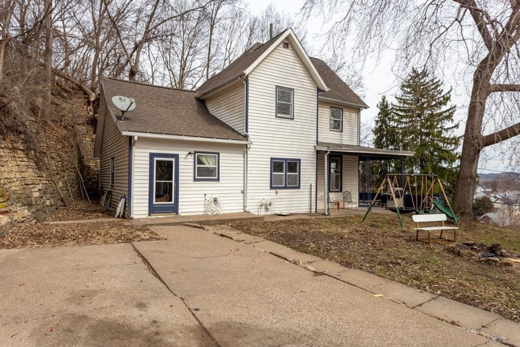 Photo of 2214 Eagle Street, Dubuque, IA 52001 (MLS # 154131)