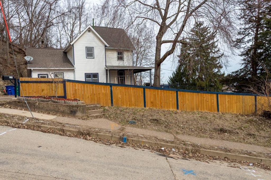 Photo of 2214 Eagle Street, Dubuque, IA 52001 (MLS # 154131)