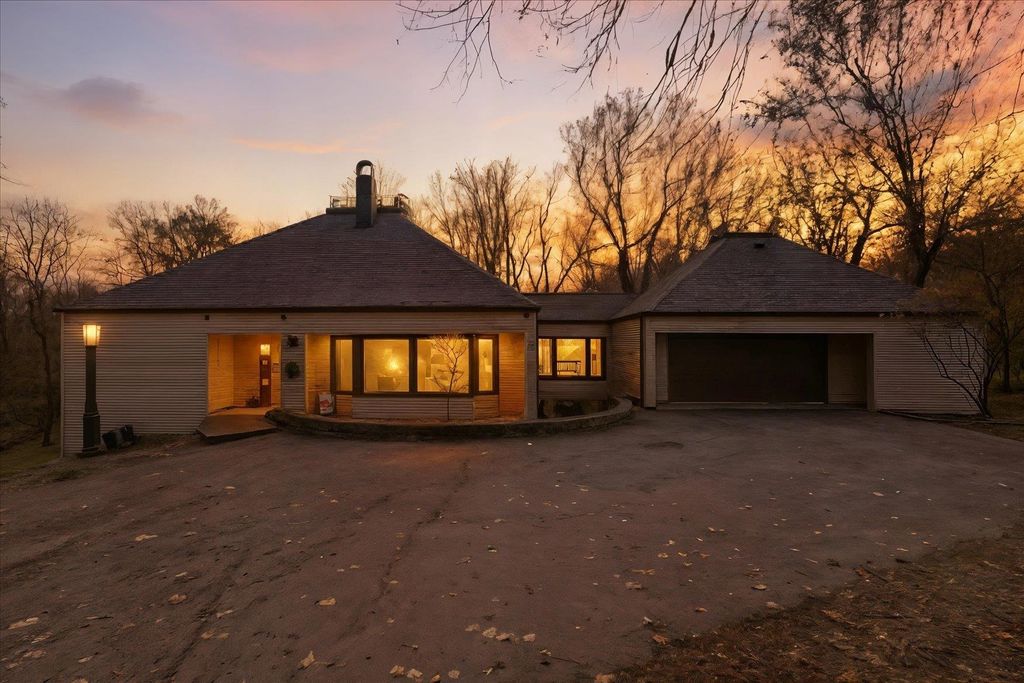 Photo of 16441 COVENTRY Lane, Dubuque, IA 52001 (MLS # 153505)