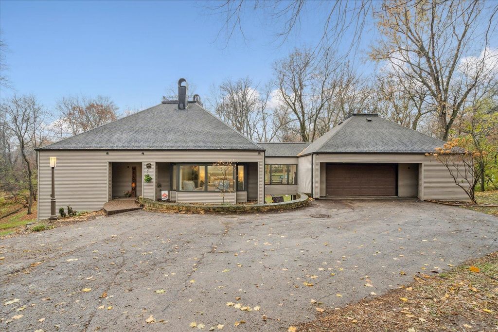 Photo of 16441 COVENTRY Lane, Dubuque, IA 52001 (MLS # 153505)