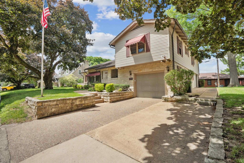 Photo of 1727 Overview Court, Dubuque, IA 52003 (MLS # 154129)