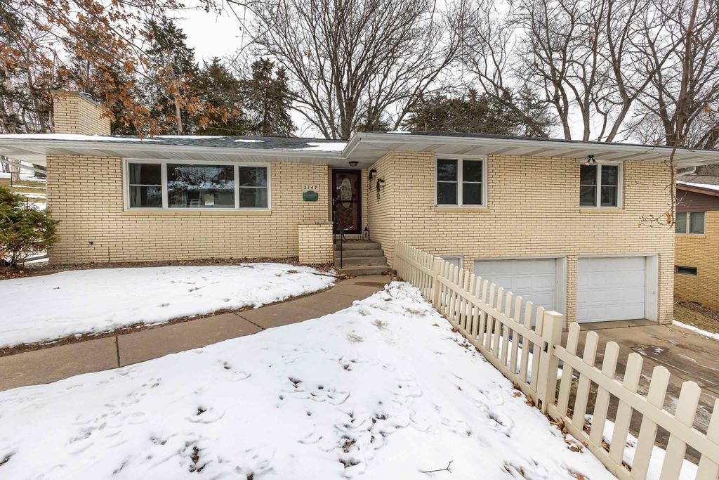 Photo of 2147 Orchard Drive, Dubuque, IA 52001 (MLS # 153908)