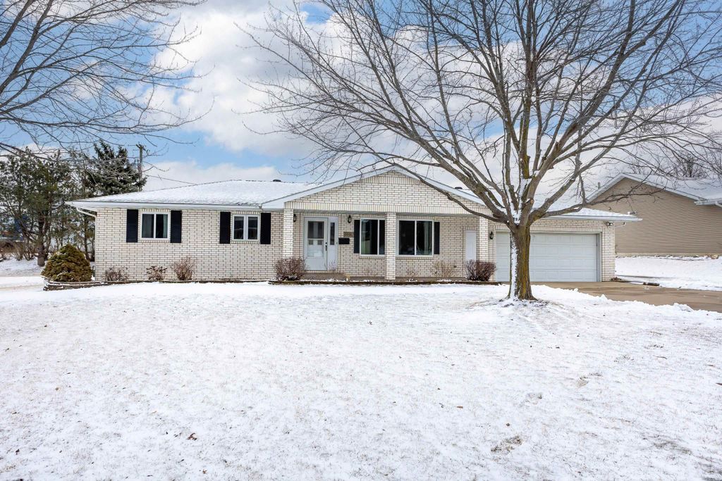 Photo of 10382 Shane Court, Dubuque, IA 52003 (MLS # 154021)