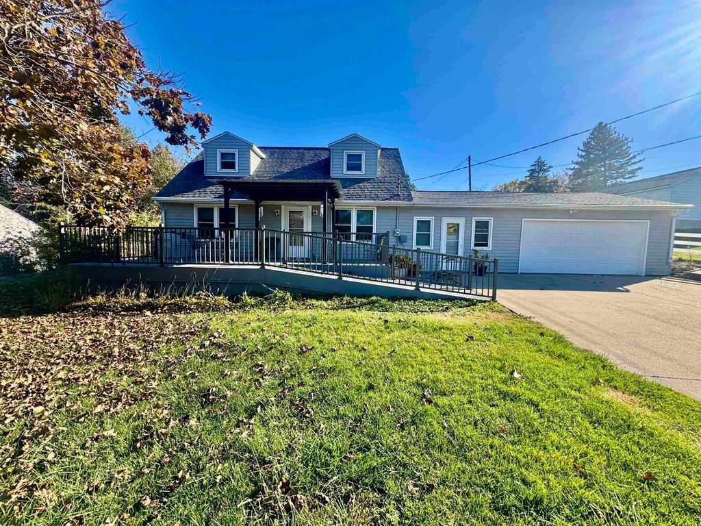 Photo of 3840 Chicago Avenue, Dubuque, IA 52001 (MLS # 153401)