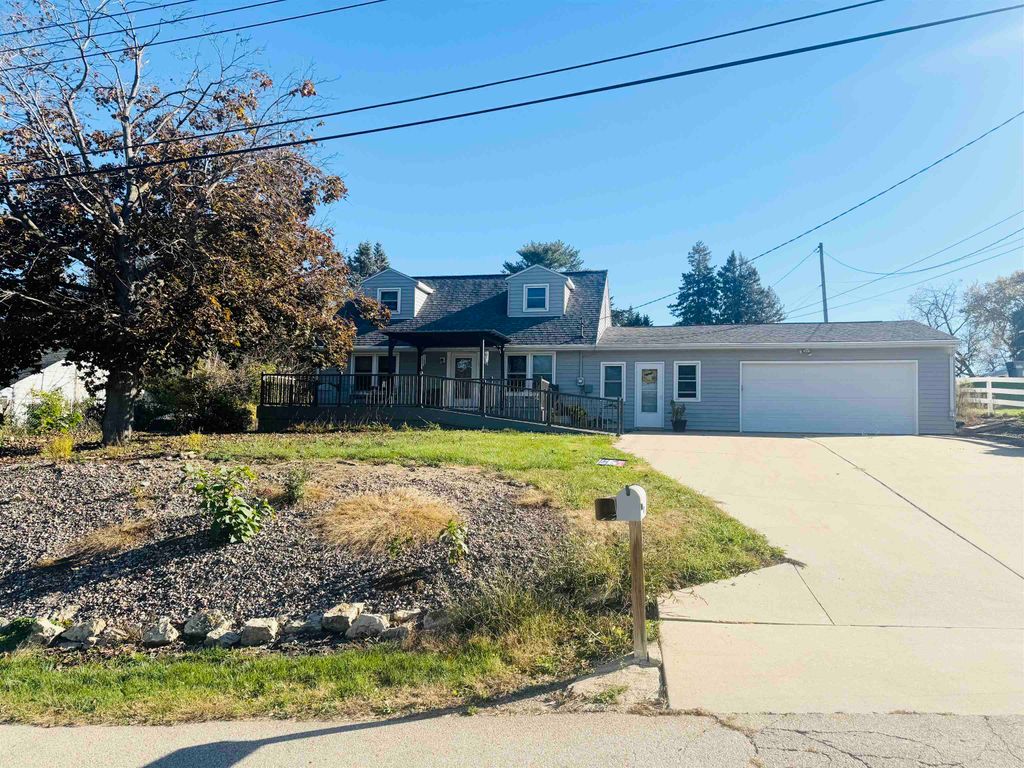 Photo of 3840 Chicago Avenue, Dubuque, IA 52001 (MLS # 153401)