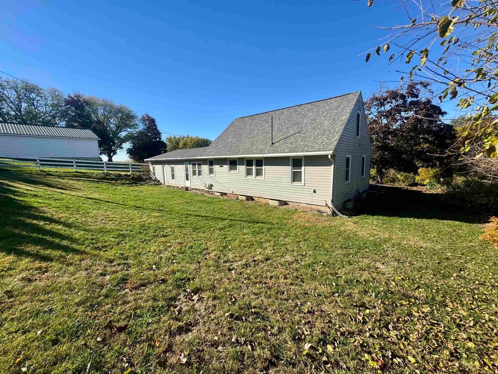 Photo of 3840 Chicago Avenue, Dubuque, IA 52001 (MLS # 153401)