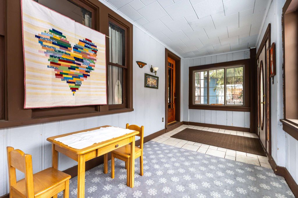 Photo of 922 Lincoln Avenue, Dubuque, IA 52001 (MLS # 153910)