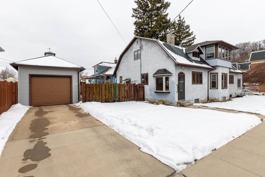 Photo of 922 Lincoln Avenue, Dubuque, IA 52001 (MLS # 153910)