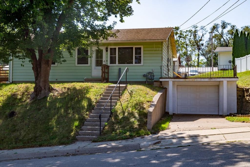 Photo of 692 Kane Street, Dubuque, IA 52001 (MLS # 153157)
