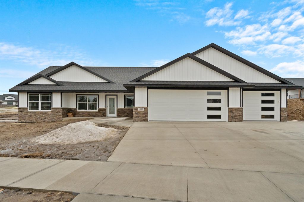 Photo of 1023 Oakview Drive, Manchester, IA 52057 (MLS # 153947)