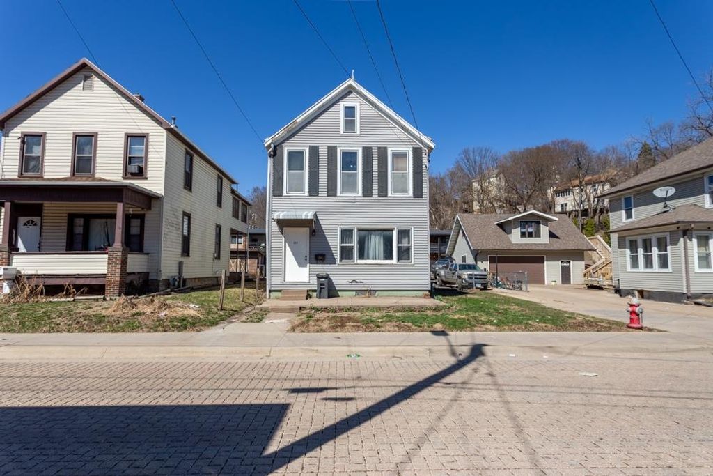 Photo of 351 Dorgan Place, Dubuque, IA 52001 (MLS # 154207)