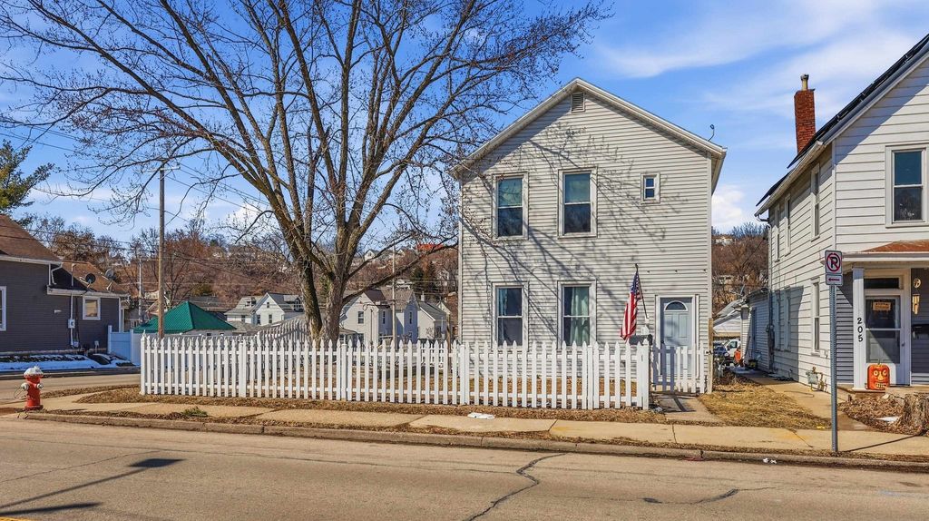 Photo of 1203 Rhomberg Avenue, Dubuque, IA 52001 (MLS # 154172)