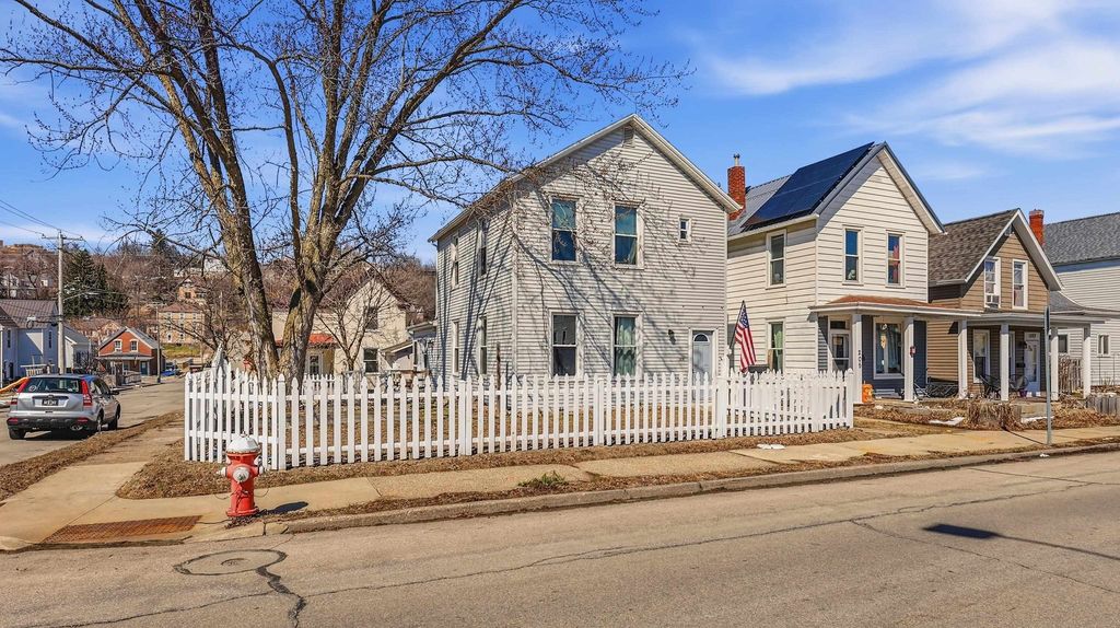 Photo of 1203 Rhomberg Avenue, Dubuque, IA 52001 (MLS # 154172)