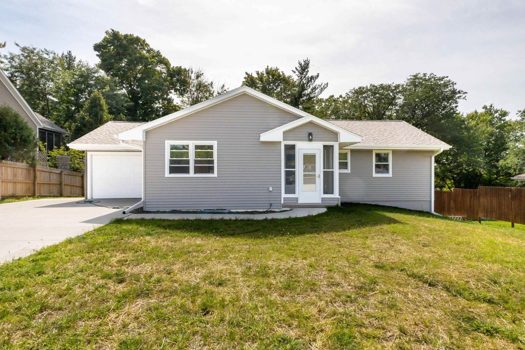 Photo of 3725 Asbury Road, Dubuque, IA 52002 (MLS # 153149)