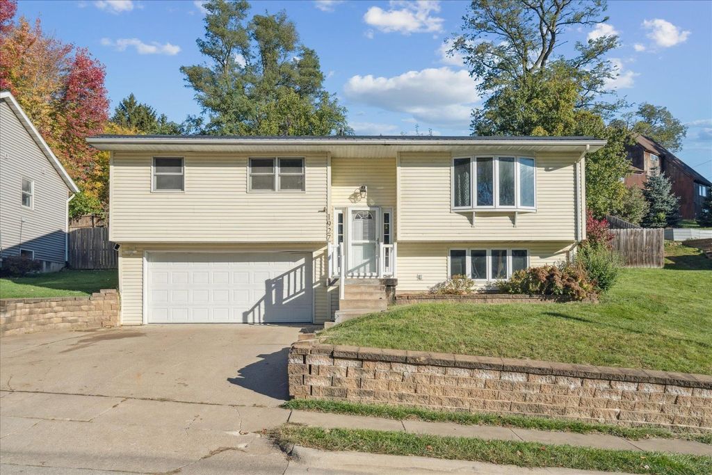 Photo of 1927 Amelia Drive, Dubuque, IA 52001 (MLS # 153345)