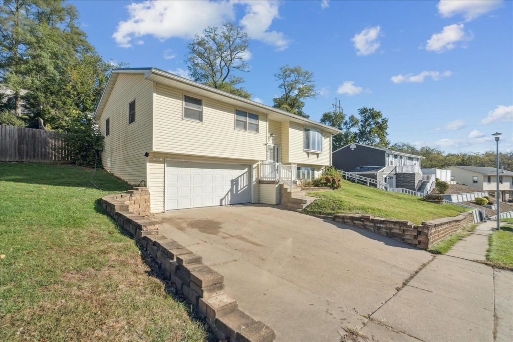 Photo of 1927 Amelia Drive, Dubuque, IA 52001 (MLS # 153345)