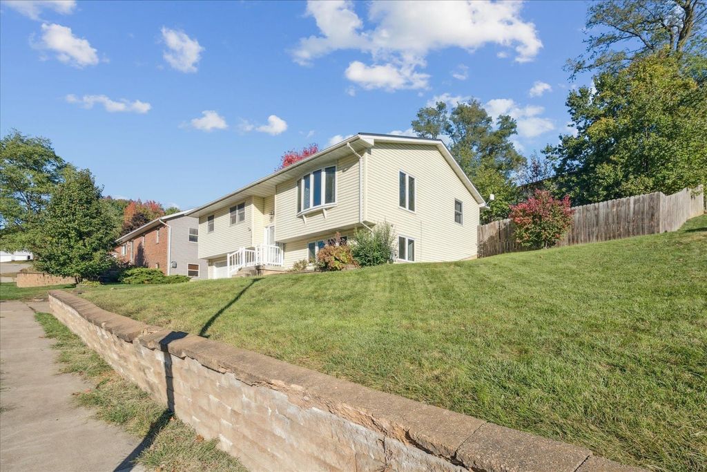 Photo of 1927 Amelia Drive, Dubuque, IA 52001 (MLS # 153345)