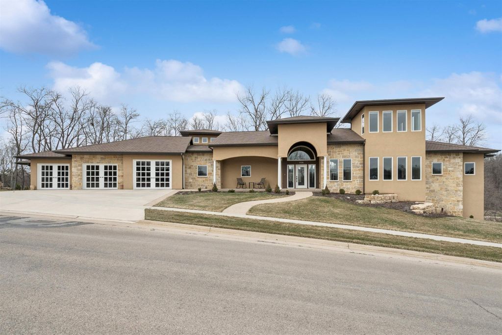 Photo of 1735 Creek Wood Drive, Dubuque, IA 52003 (MLS # 154203)
