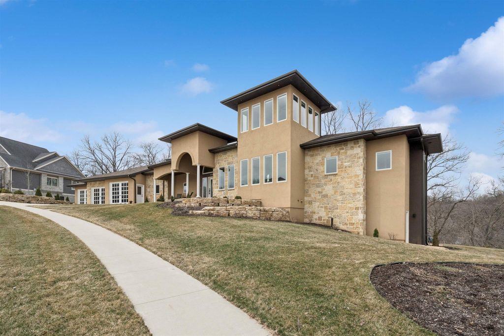 Photo of 1735 Creek Wood Drive, Dubuque, IA 52003 (MLS # 154203)